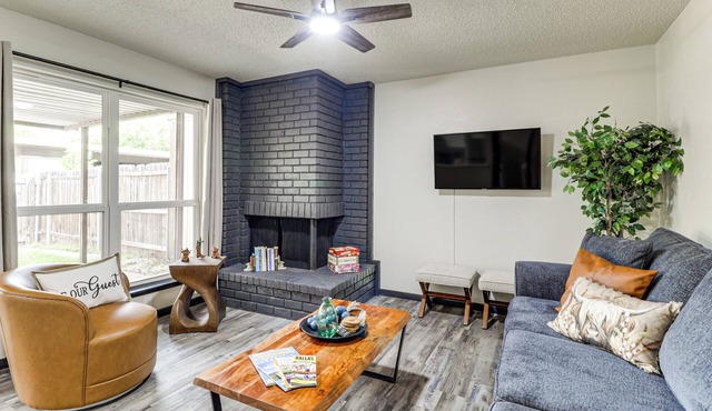 5 Mi to AT&T Stadium: Townhome w/Patio
