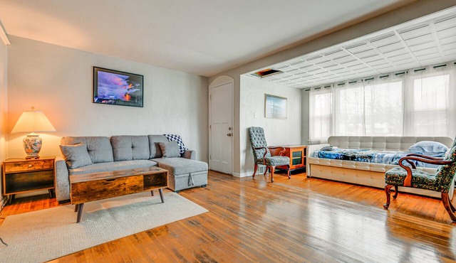 6 Mi to Dtwn Attractions: Buffalo Apartment!