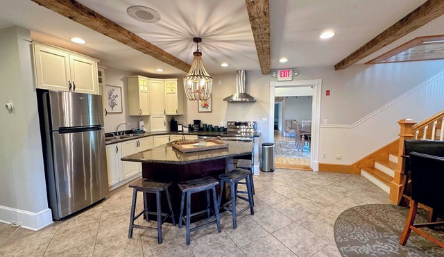 68CP: Luxury farmhouse at the award-winning Bellevue Barn, 2 min to Santa's Village, AC, fireplace!