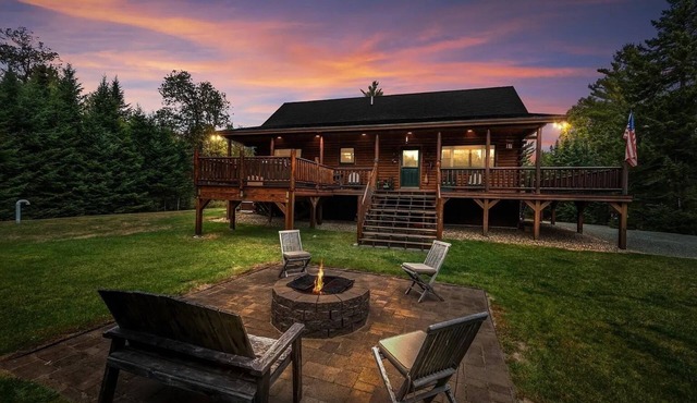 7SD Cozy Log Cabin near Bretton Woods with Hot Tub, Firepit, Private Year