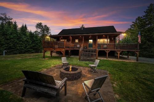 7SD Cozy Log Cabin near Bretton Woods with Hot Tub, Firepit, Private Year