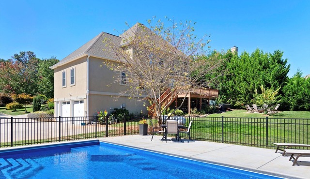 8-minutes to Downtown! Pool, Hot Tub, Game Room, Theater | Bathrooms en-suite