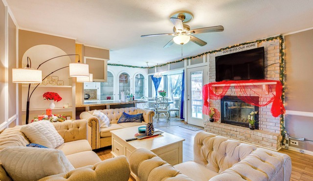 9 Mi to Dtwn: Spacious Retreat in Corpus Christi!