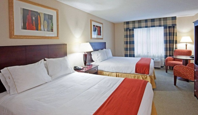 A Dazzling Room for Your Crew! W/ Modern Amenities