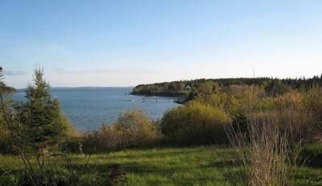 Acadia Nat'l Pk minutes away, cozy seclusion, beautiful views.