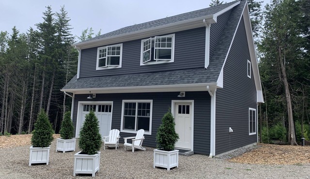 Acadia Quiet side Studio. Modern feel in the quaint Maine woods. Full kitchen.