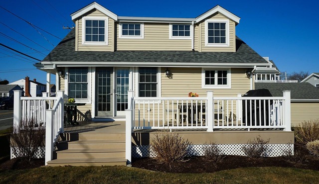 Across-Scarborough beach, AC, ocean views, big yard, Narragansett, beach items