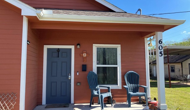 ADA friendly Cottage on XL lot with Fire Circle, 1.5 blocks from Bayfront & Pier