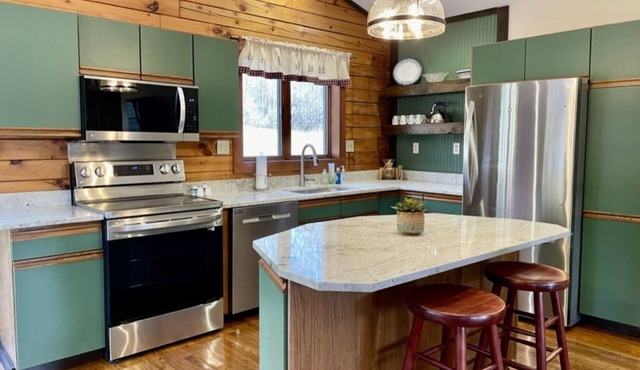 Adirondack Cabin-21 acres to explore and only minutes to Lake George and Vermont
