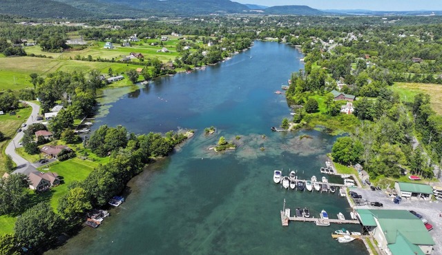 ADK Retreat - Northern Lake George - Sleeps 8 - Boating, Hiking, & History