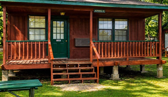 Admirals Cabin - Cozy cabin with a waterfront view.