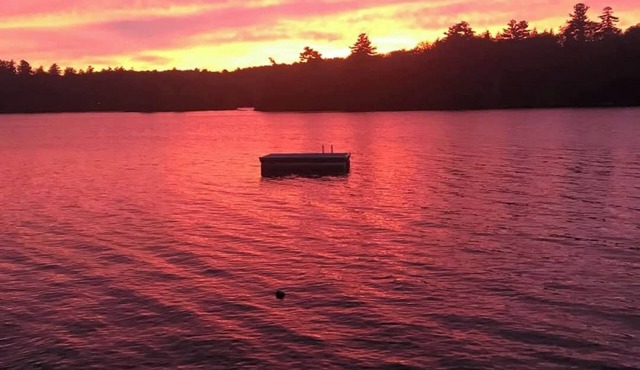 Adorable 2-bedroom lake front house/camp with WiFi on Lake Maranacook, Readfield