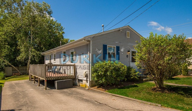 Adorable Cottage, Close to Beach, Spacious Deck