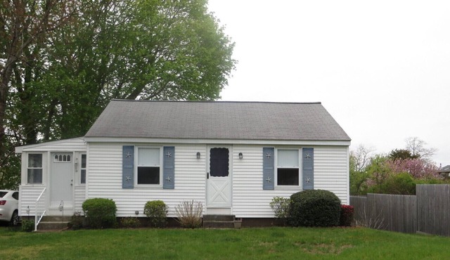 Adorable Cottage in Bonnet Shores with Access to Private Neighborhood Beach