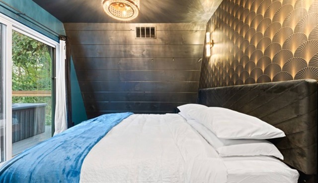 Adults-Only Luxury Cabin w/Steam Shower + HotTub