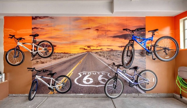Adventure Base Camp: Pet-Friendly with Resort Living-Pool, Arcade, Pickle-ball!