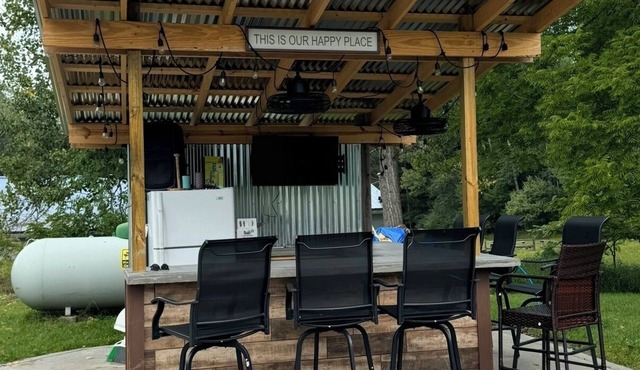 Affordable Ruby Creek Cabin with Tiki bar, pool & hot tub