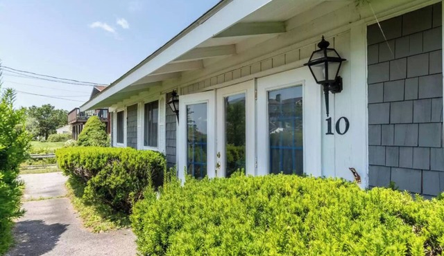 Airy beach cottage steps away from Pine Point Beach!