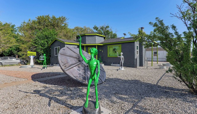 Alien-Crash-Site-Themed Retreat in Roswell