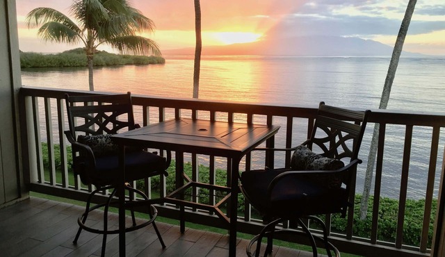 ‘Aloha Kai’ Oceanfront on Molokai, Top Floor, Modern, Peaceful Comfort, Pool