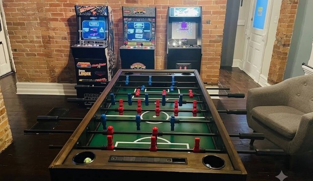 Arcade Game Room + Sleeps 12 Fast WiFi + Workspace Backyard Hangout