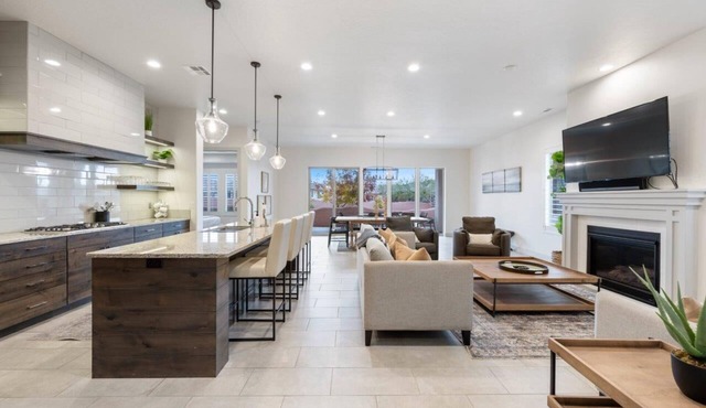 Arcadia 25 | Across From Resort Pool * 3 Master Suites * Balcony Views * Luxury
