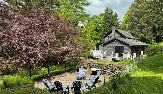 Architectural Gem - Catskill Chalet, hot tub, wraparound deck on 6 acres
