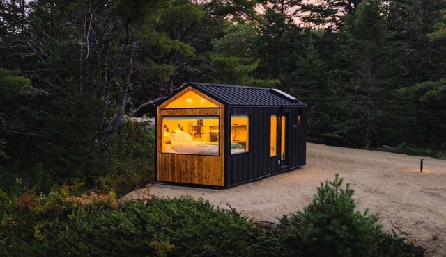 Aurora Nook-Cabin w/Shower & Queen Bed