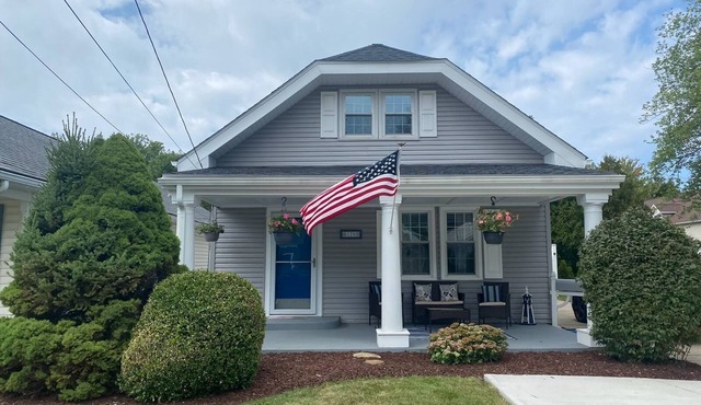 Avon Lake Charming Cottage with 4 bedrooms and Lake Erie Access