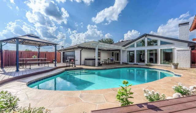 Backyard Oasis with Pool/Hot Tub PingPong 4 Bedrooms 4 Full Baths! Sleeps 20!