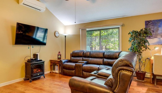 Bartlett Townhome w/Balcony: 1 Mi to Ski Resort!