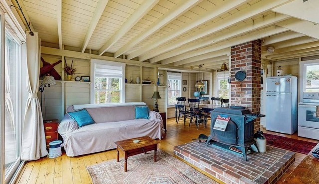 Bayfront cottage with fantastic views & minutes to downtown - Dog-friendly