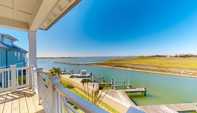 Bayfront resort villa with water view, pool, fishing pier, grills, & boardwalk