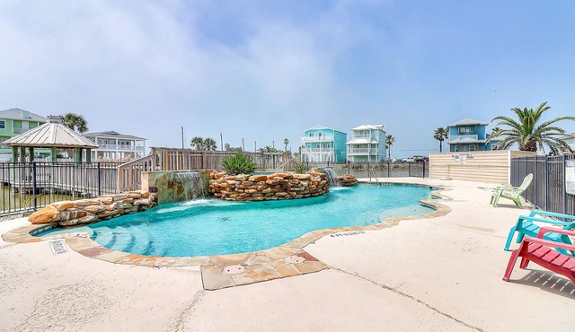 Beach house with full kitchen, W/D & access to community pool