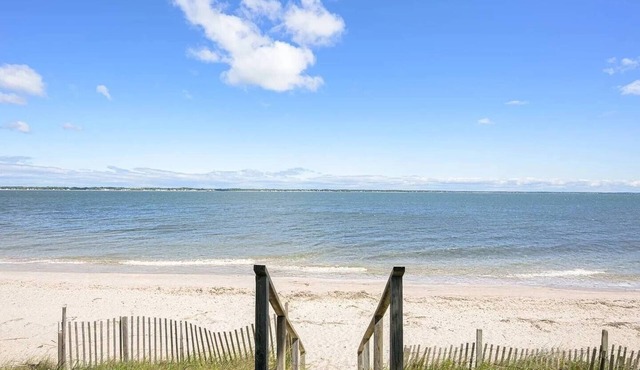 Beachfront 3-bedroom cottage on 1.2 private acres, just renovated!