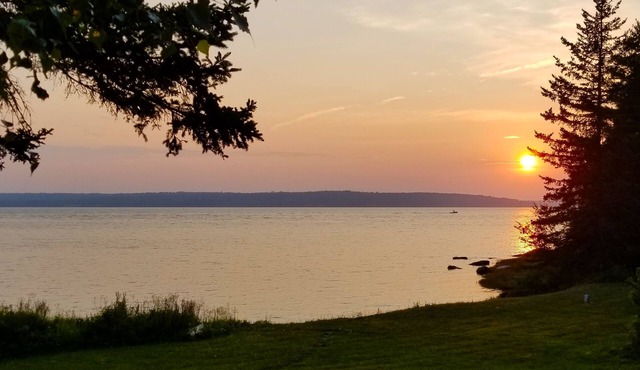 Beachfront Getaway: Acadia & Bar Harbor, A/C, Fire Pit, Gazebo-New for 2025.