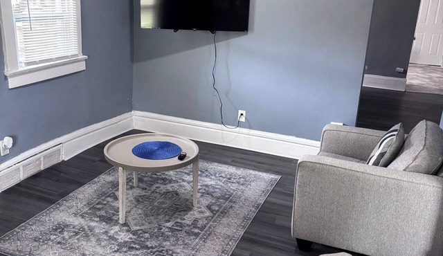 Beautiful 2-bedroom apartment in welcoming Akron perfect for your stay