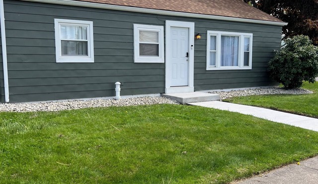 Beautiful 3-bedroom house in wonderful Erie with AC, WiFi, large driveway