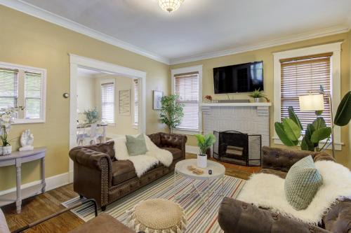 Beautiful Bungalow Stones throw from Cooper Young