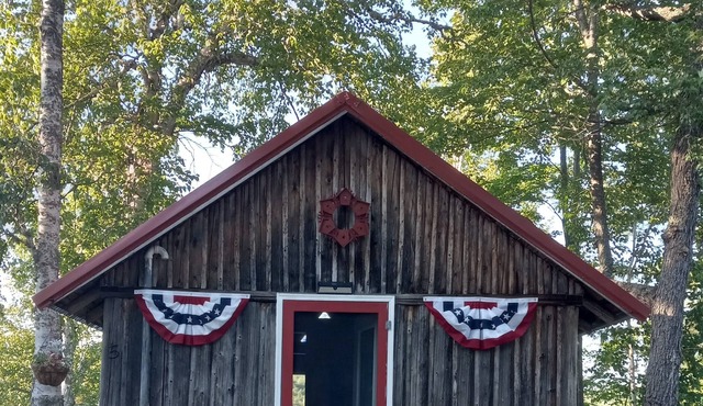Beautiful Cabin w/ lake frontage , dock and kayaks.