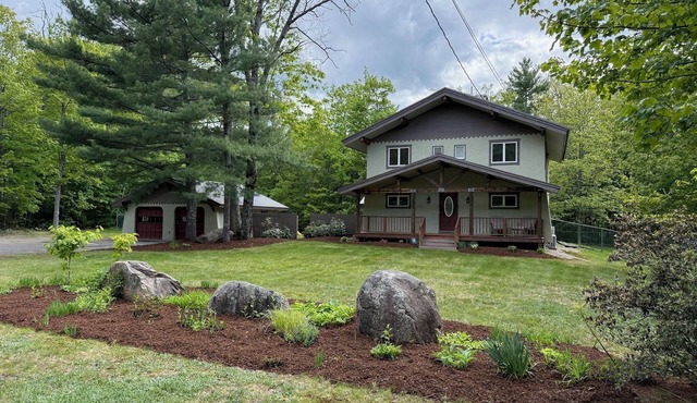 Beautiful Chalet Style Home with Seasonal Mountains Views in North Conway, NH