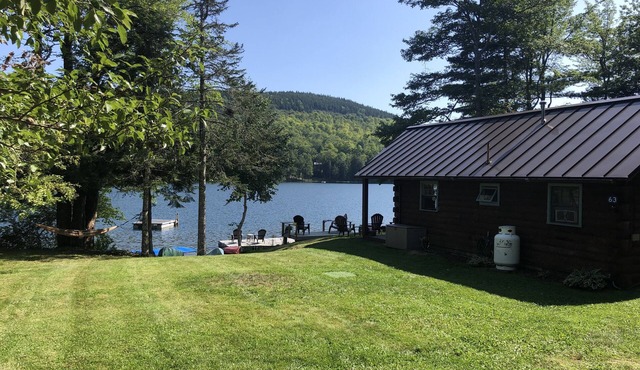 Beautiful cozy Maine log cabin on the water.
