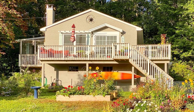 Beautiful dog-friendly home with waterview, washer/dryer, & free WiFi