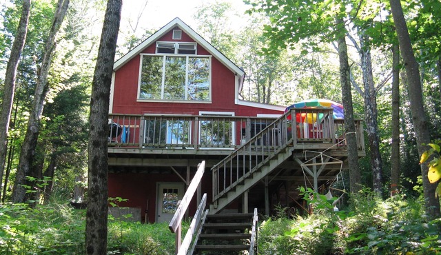 Beautiful, Family Friendly Lakeside Cabin in the Woods