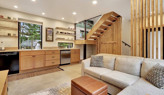 Beautiful Girdwood Cabin with Sauna & Steam Shower