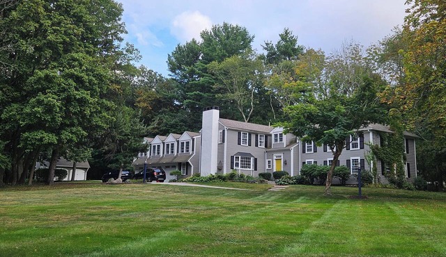 Beautiful Hingham Home In Estate Like Setting