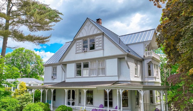 Beautiful home with Ping-Pong, fast WiFi & W/D - walk to dining