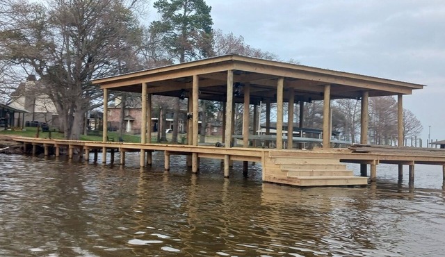Beautiful lake house with game room. Dog friendly