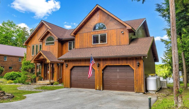 Beautiful lakefront home perfect for multifamily vacation