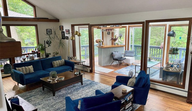 Beautiful midcentury modern, blocks from beach, hot tub, sleeps 10!